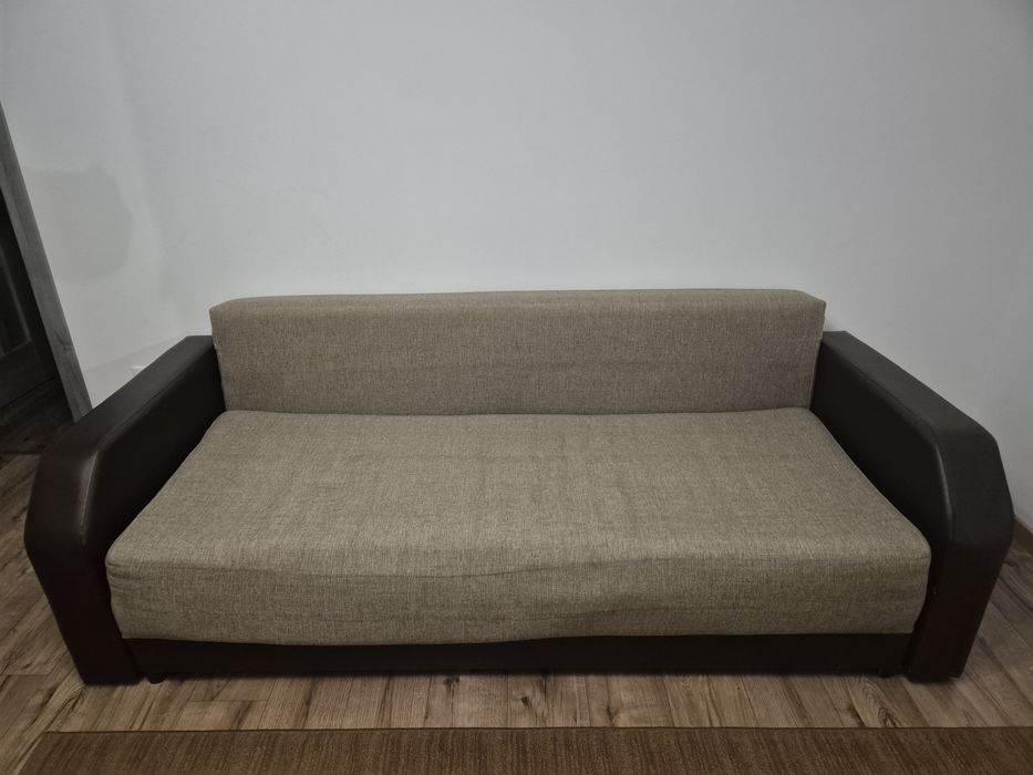 Canapea extensibilă modernă, stare foarte bună, culoare bej-maro