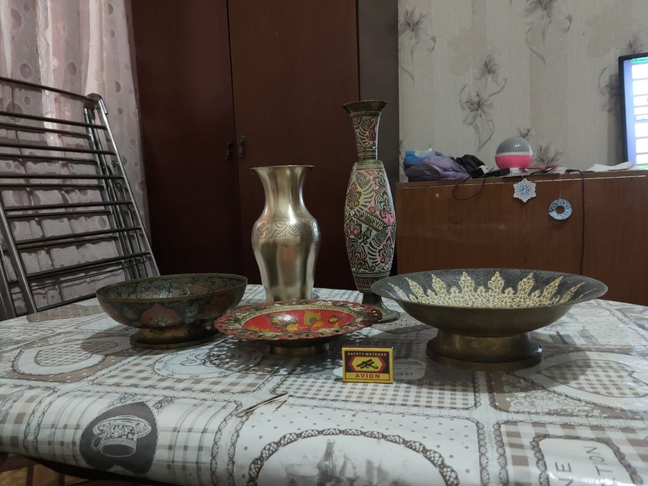 Индийские вазы и чаши, подсвечники