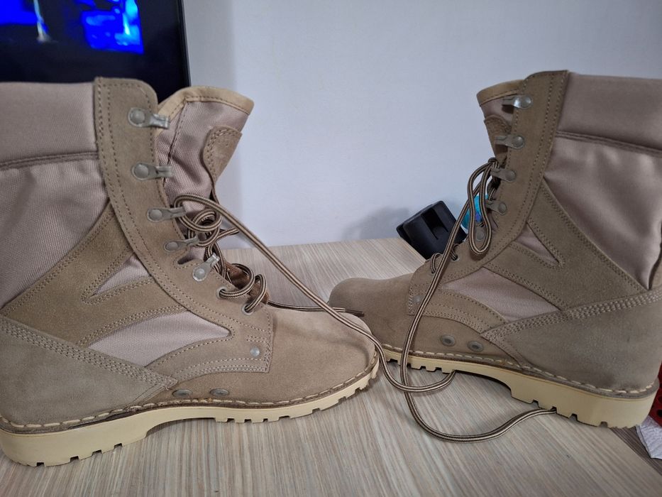 Vând bocanci combat