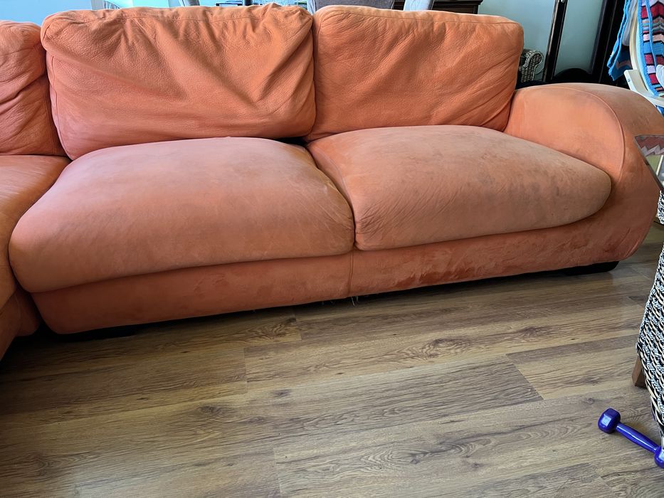 Диван - стар, но удобен