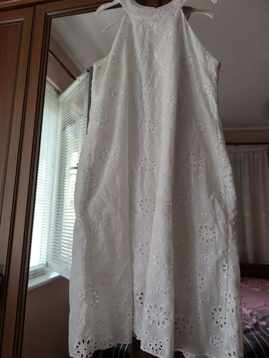 Бяла дантелена рокля