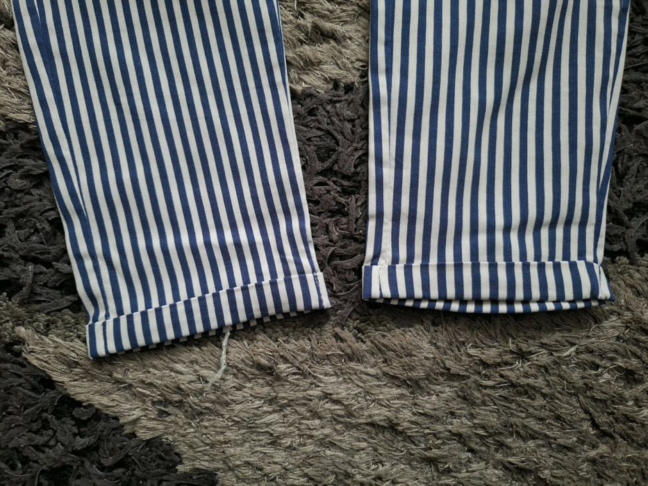 Pantaloni skinny în dungi