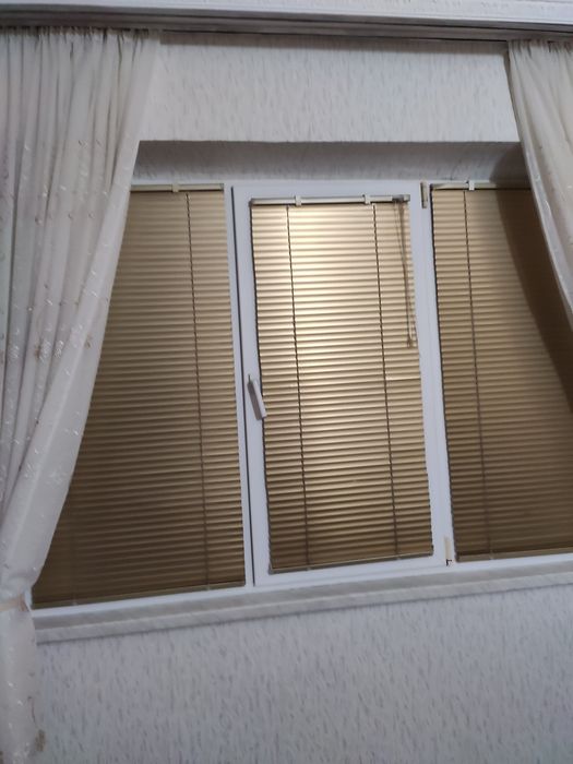 Продавам два ПВЦ прозореца заедно с щорите.