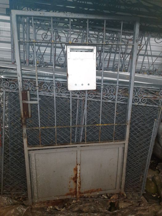 2 Porti mari din teava groasa,1.60 m 1,69m,1 mica de 1 m,si 11 panouri