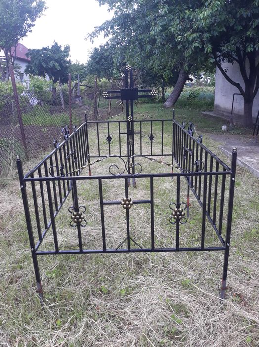 Grilaje metalice imprejmuire mormant+cruci metalice