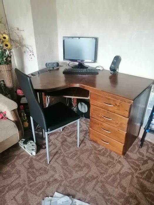 Бюро от масивно дърво с чекмеджета и място за компютър