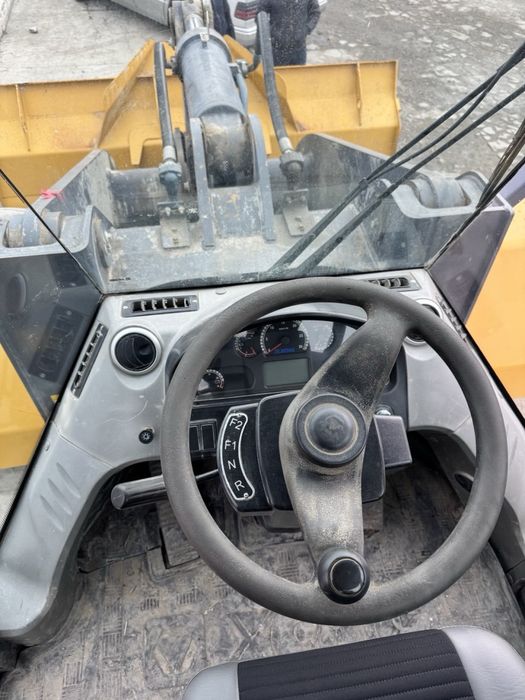 Погрузчик сотилади 3 кубалик холати яхши