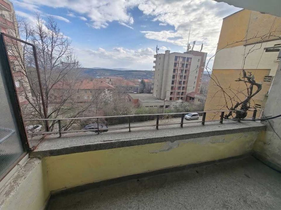 Продажба на двустаен апартамент в гр. Бобов дол