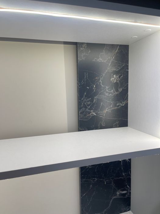 Шкаф със лед светлини