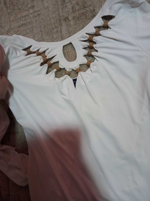 Бяла рокля с украса