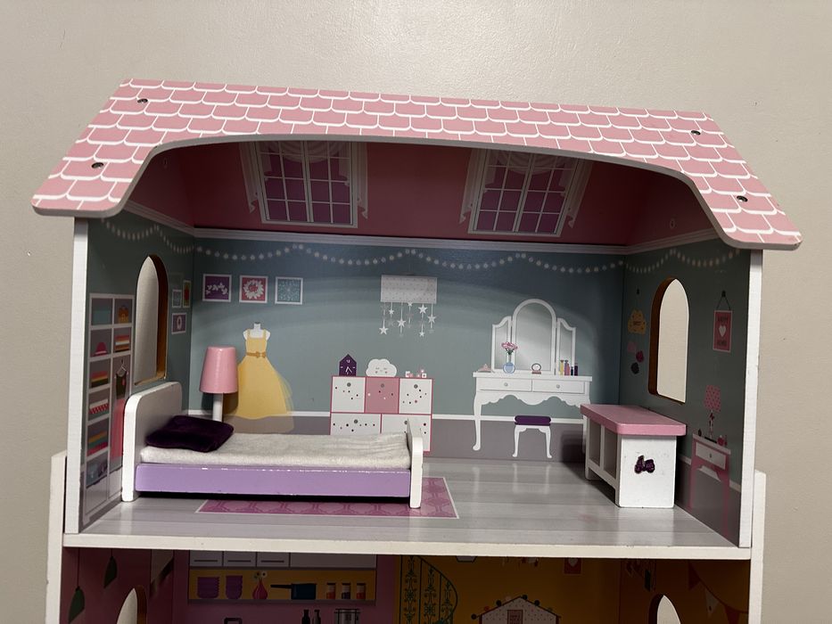 Дървена къща за кукли