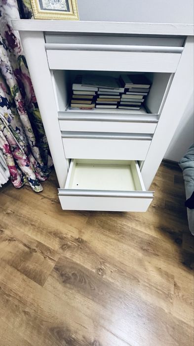 Раздвижной белый комод, с ручками.