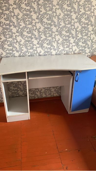 Диван , парта , кровать ,зеркало