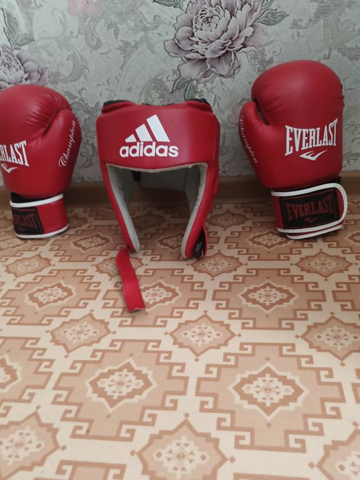 Сет боксера  шлем и перчатки
