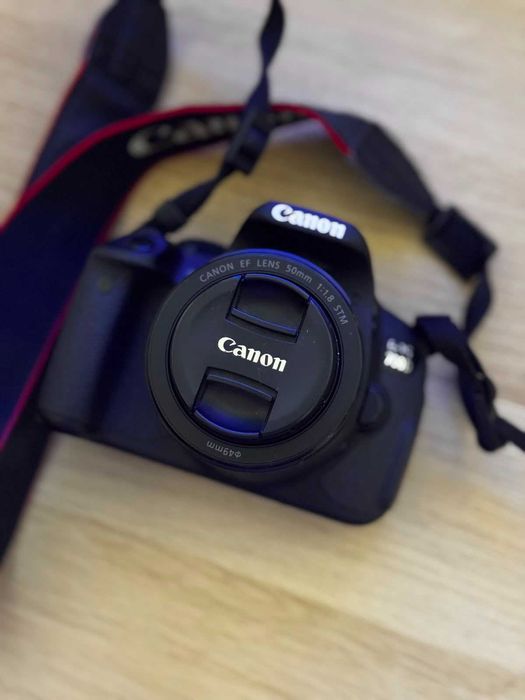 Aparat foto DSLR Canon 700D