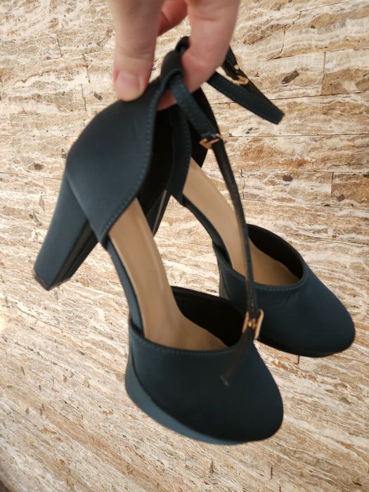 Pantofi cu toc înalt de satin