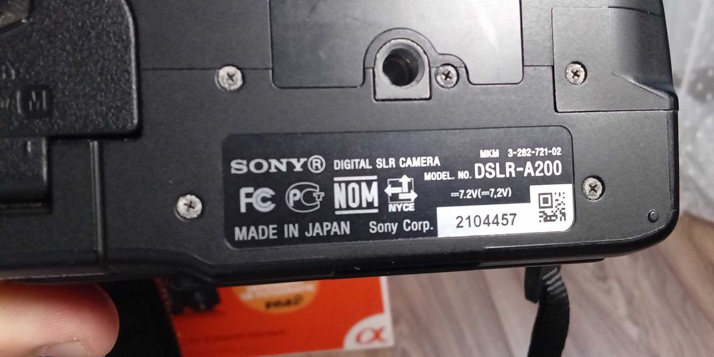 Aparat foto Sony și DVD player portabil LG