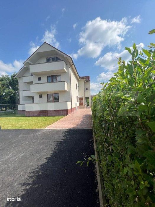 Apartament de 3 camere, 2 balcoane, 93 mp, etaj 1