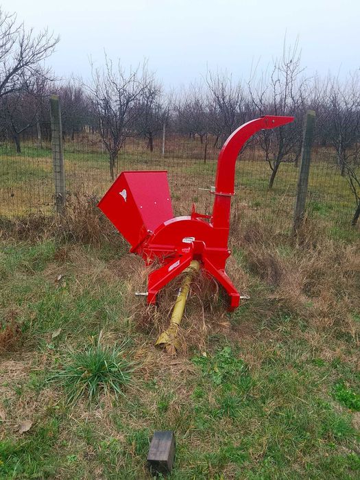 Дробилка за клони, отклоняваща косачка за трактор