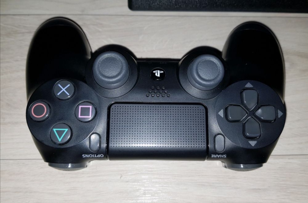 Ps4 pro 1 tb  12.52 gold hen