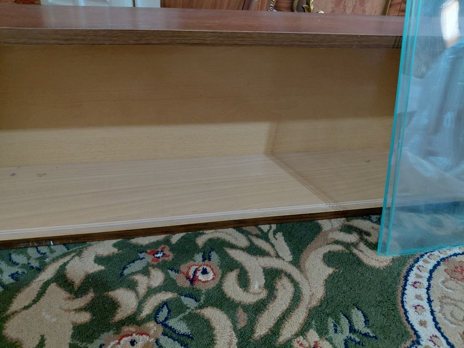 Книжные полки в идеальном состоянии. Без царапин.