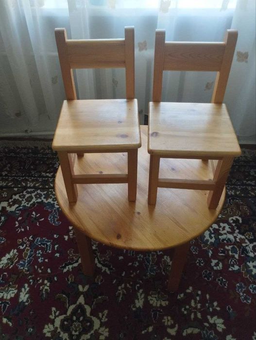 Продам детский стол и 2 стула