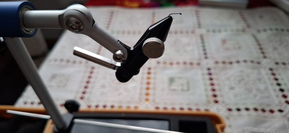 Menghină muște artificiale