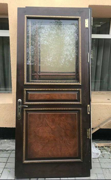 Шикарные двери из дерева стекло триплекс