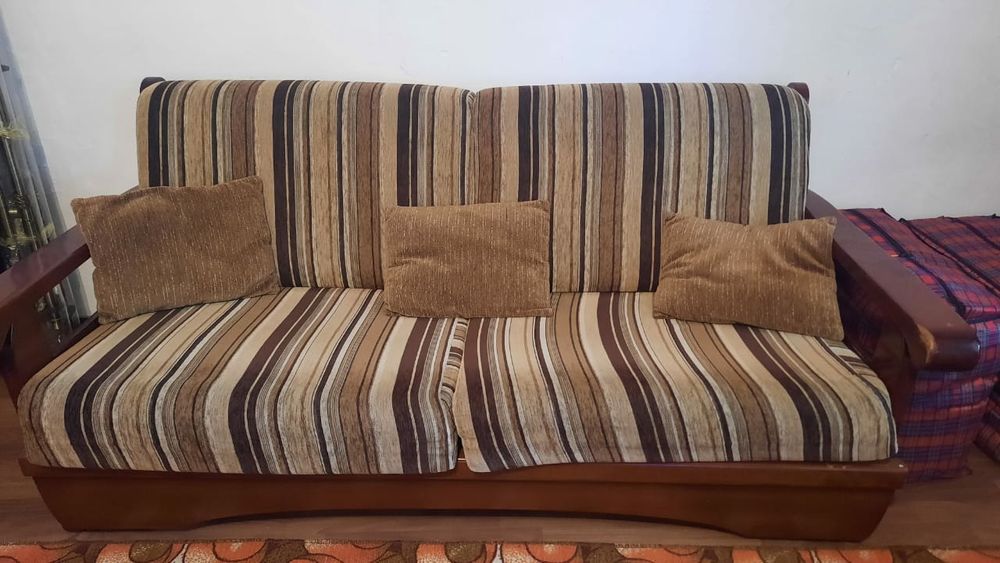 Диван дубовый раскладной  в продаже СРОЧНО