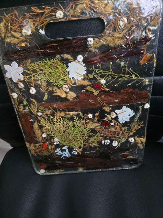 Дъска от епоксидна смола и горски елементи