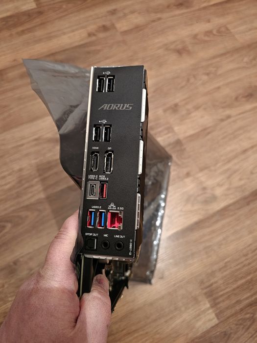 B660 Aorus Elite DDR4 + I5 12400F