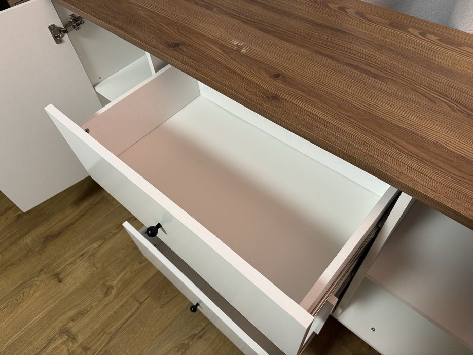 Шкаф / скрин за дрехи