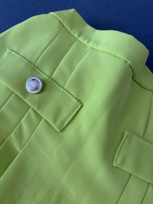 Неоново зелена пола-панталонки и дънкови панталонки