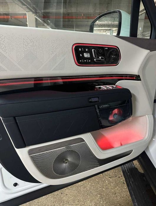 **Zeekr 9x ultra oq salonda