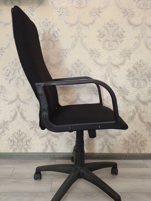 Ofis kreslo Diplomat sotiladi holati yangidek. Mexanizmlari ishlidi.