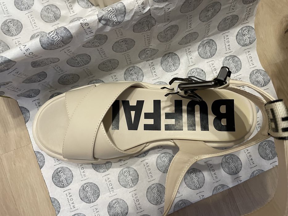 Сандали на платформа Buffalo, бежови