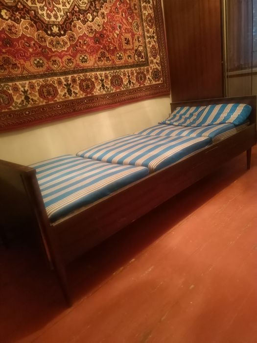 Кровать, плательные шкафы