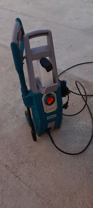 Продам срочно CARCHER  почти новый использовали пару раз коробка есть