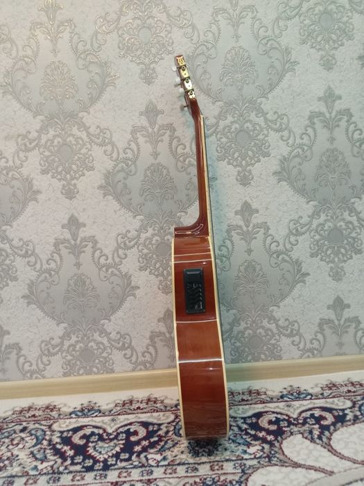 Yangi Akustik gitara sotiladi holati ideal