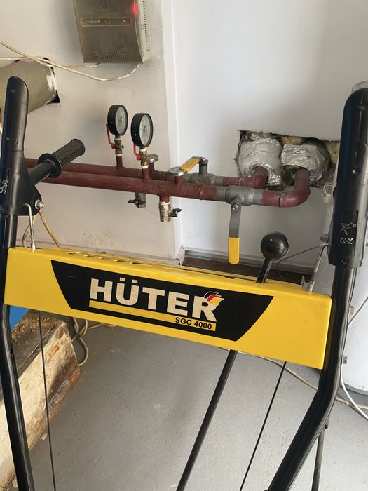 Снегоуборщик Huter SGC 4000 почти новая