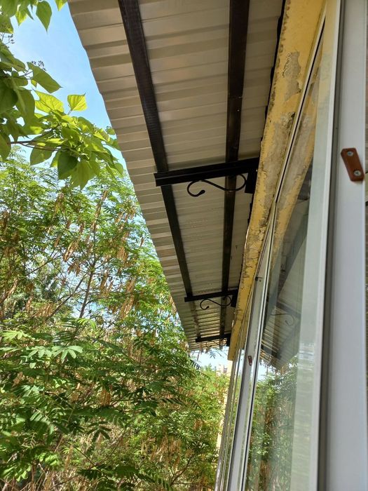 Установка козырьков над окнами