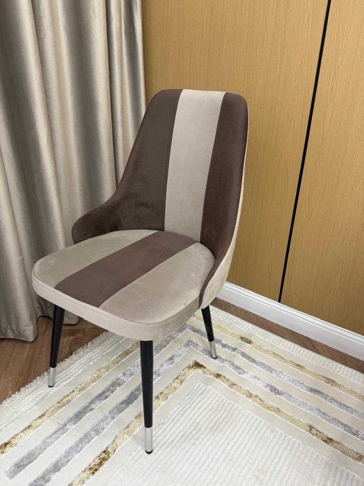 Обеденный стол со стульями