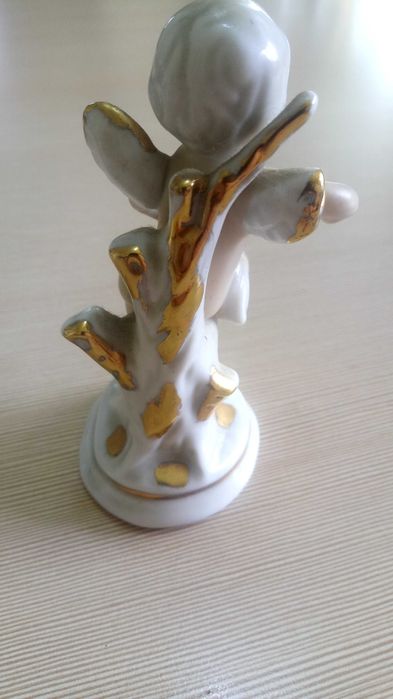 Комплект от два броя порцеланови статуетки и една стъклена кошничка.