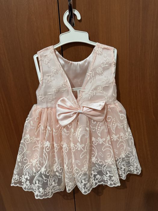 Қыз балаға киімдер сатылады