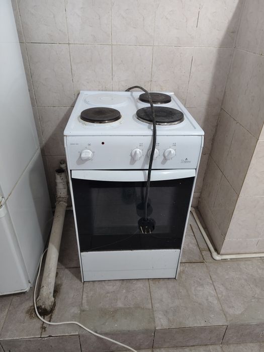 Электро плита, в рабочем состояние