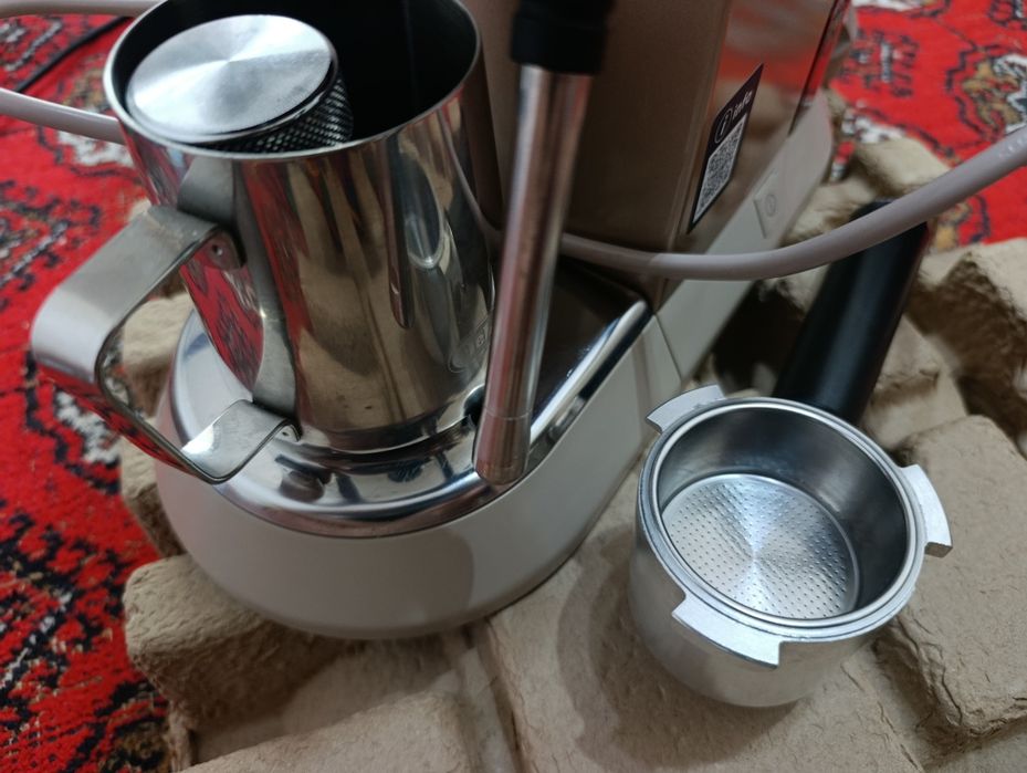 Кофемашина рожковая. Delonghi ec885