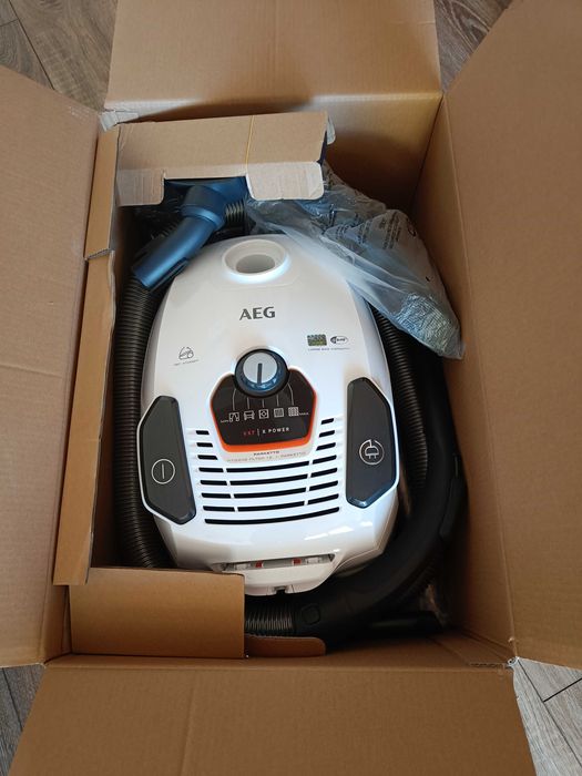 Продавам прахосмукачка АEG