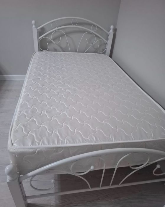 кровать для спальни