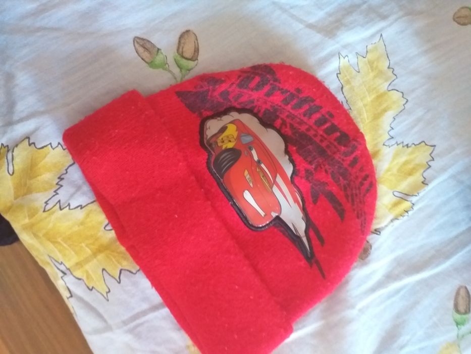 Чисто нови и малко използвани зимни детски шапки