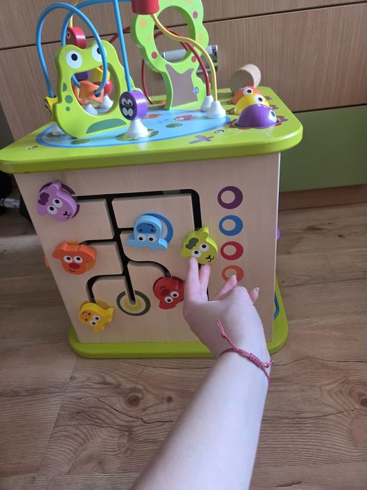 Дървен дидактически куб с активности Hape